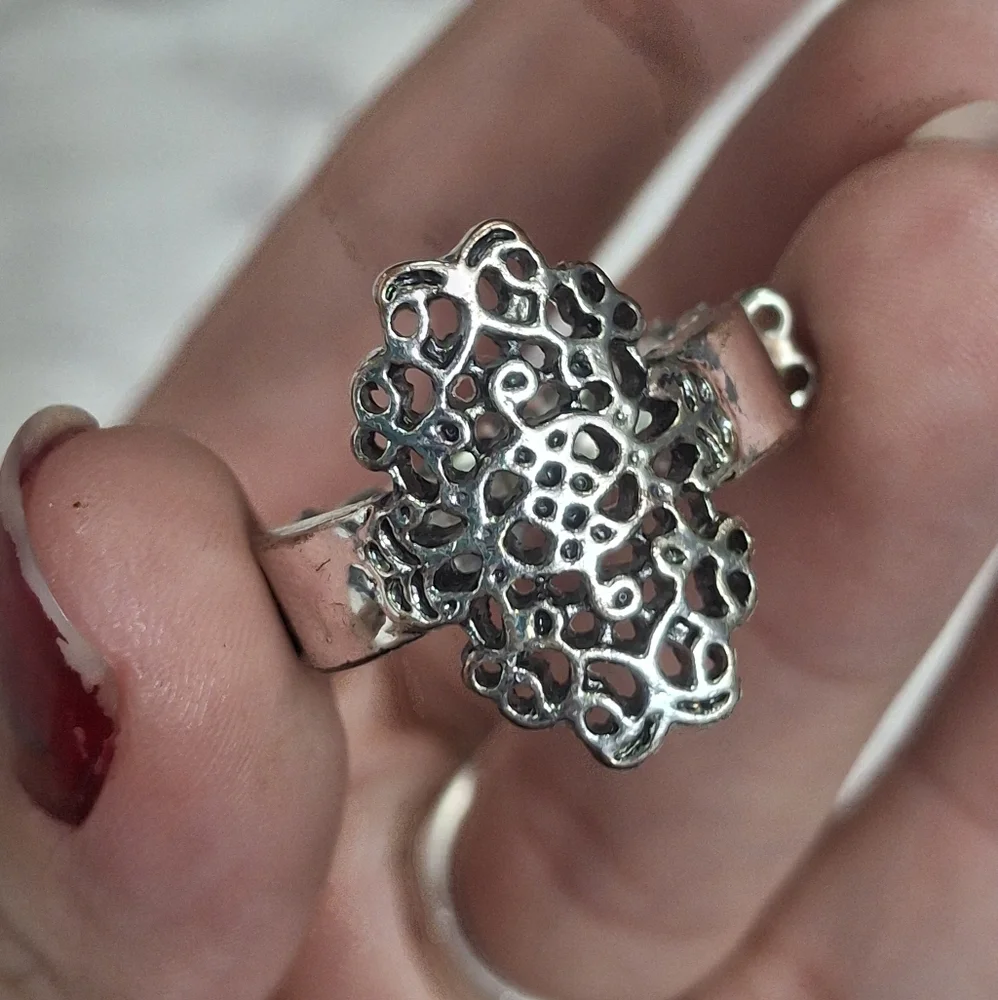 Elegant Silver Filigree Ring